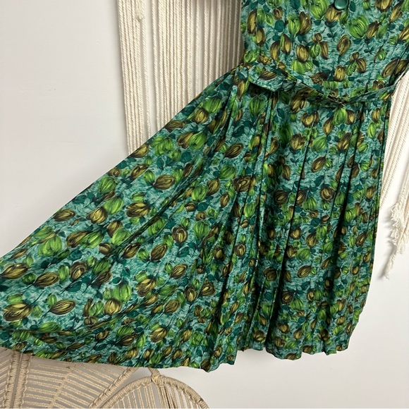Vintage green floral dress with belt - Picture 2 of 8